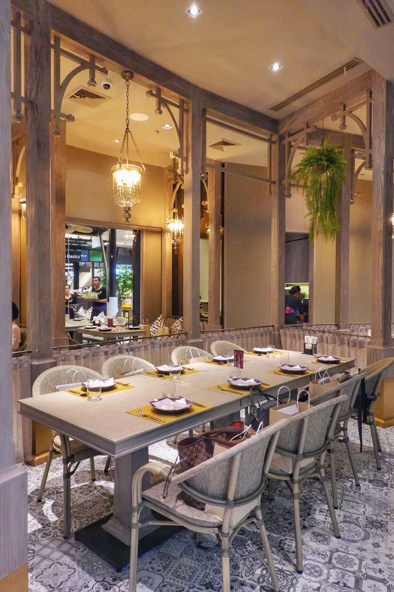 连续四年被评为泰国最佳料理餐厅的nara
在普吉岛的central开了