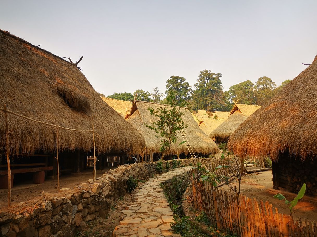 翁丁原始部落 直线距离 100m