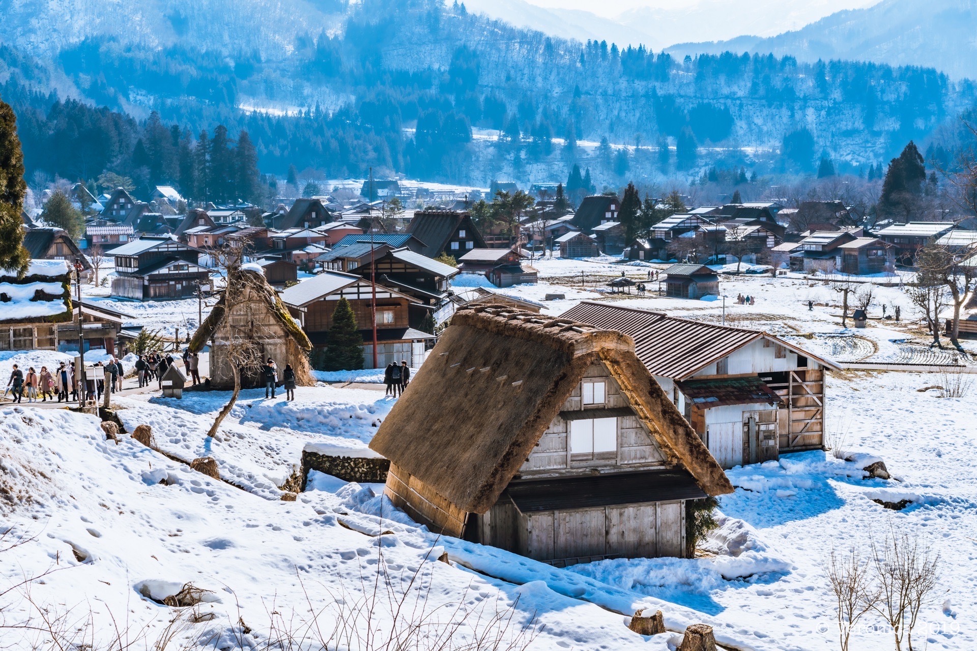 白雪皑皑村庄图片