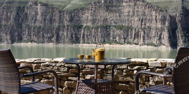 偏关魏家大院1-3晚 · 黄土高原百年特色窑洞 偏关老牛湾景区门票