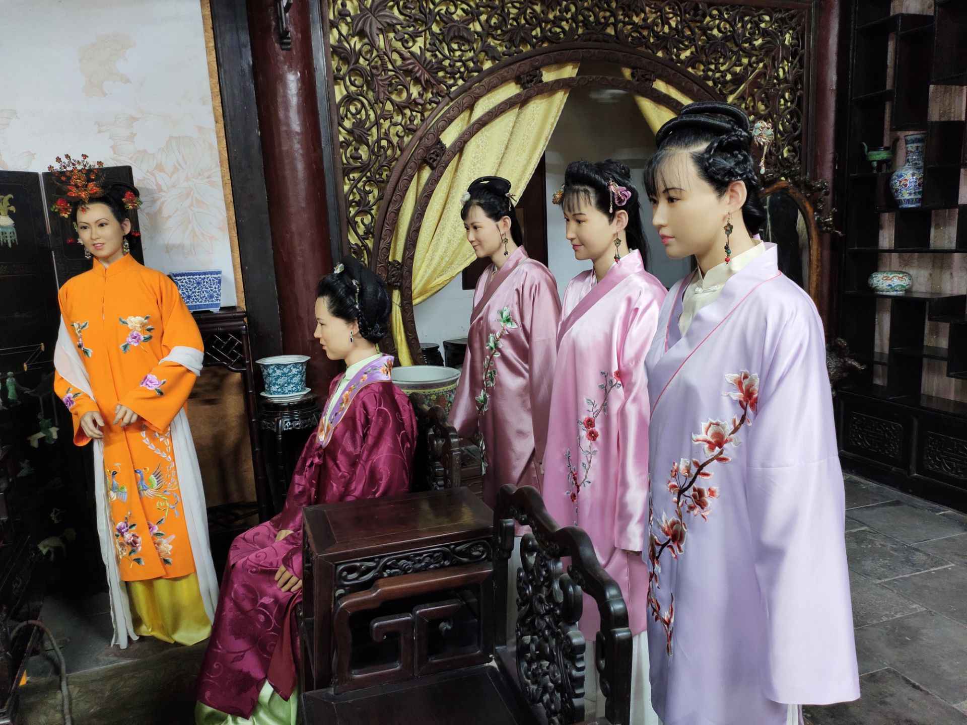 正定荣国府是依照红楼梦中贾府为蓝本建造的.