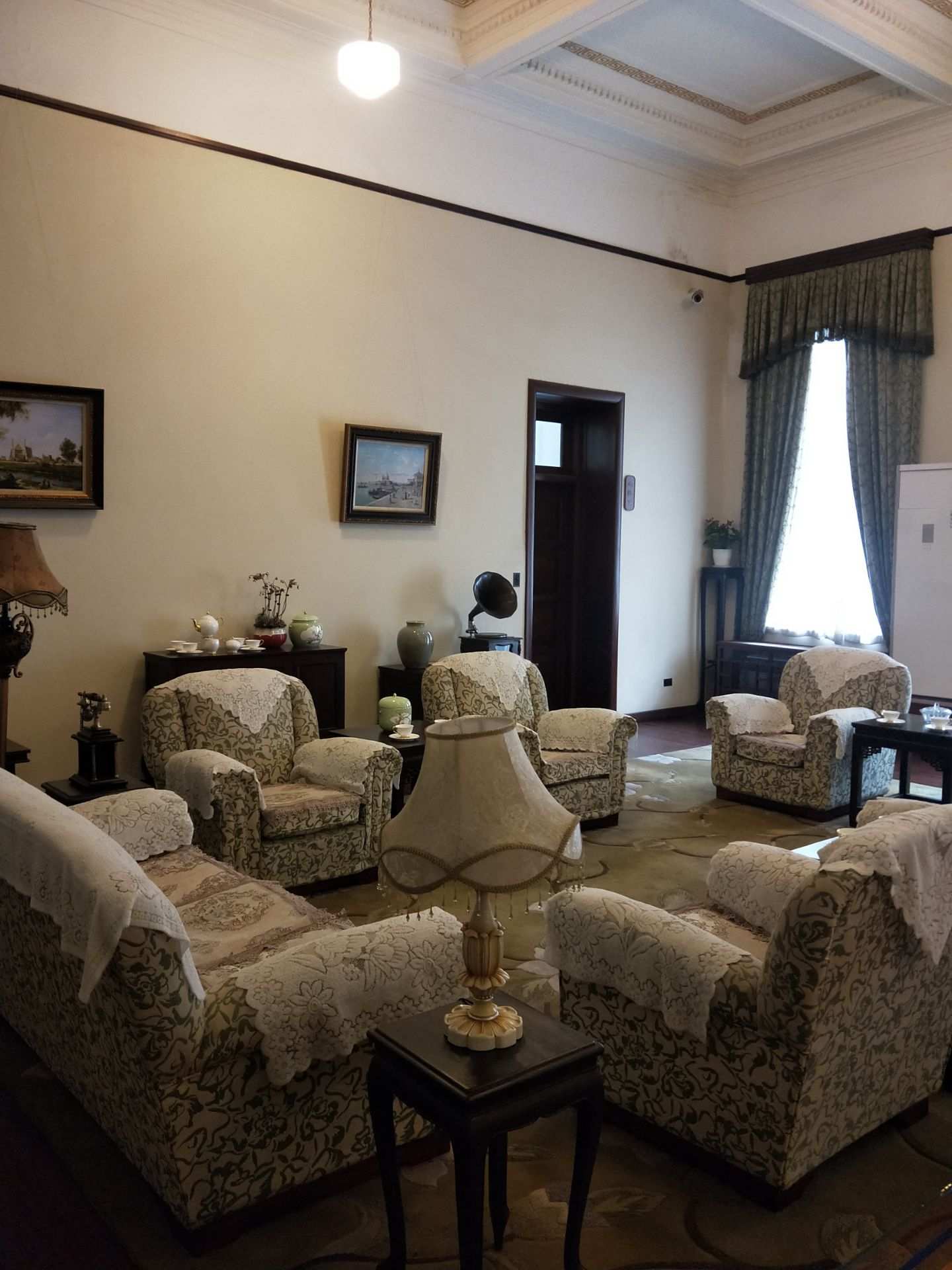 现在只能用9张描述下美龄宫,下面9张就是南京钟山风景区的宋美龄别墅