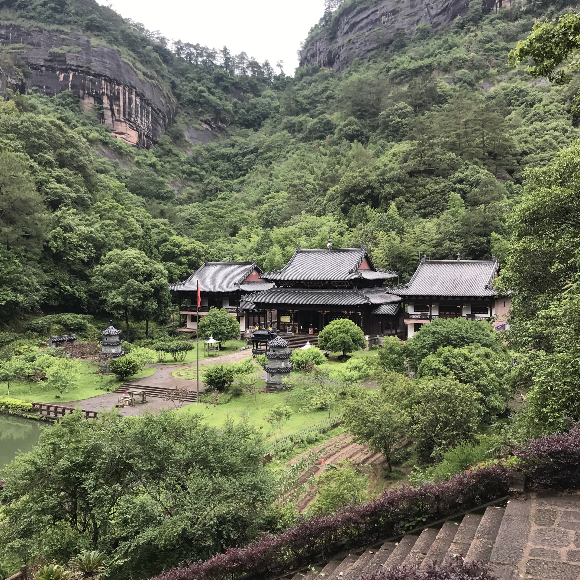 第一天去了天游峰,桃源洞,大红袍,水帘洞,武夷宫,天心永乐禅寺,从宋街