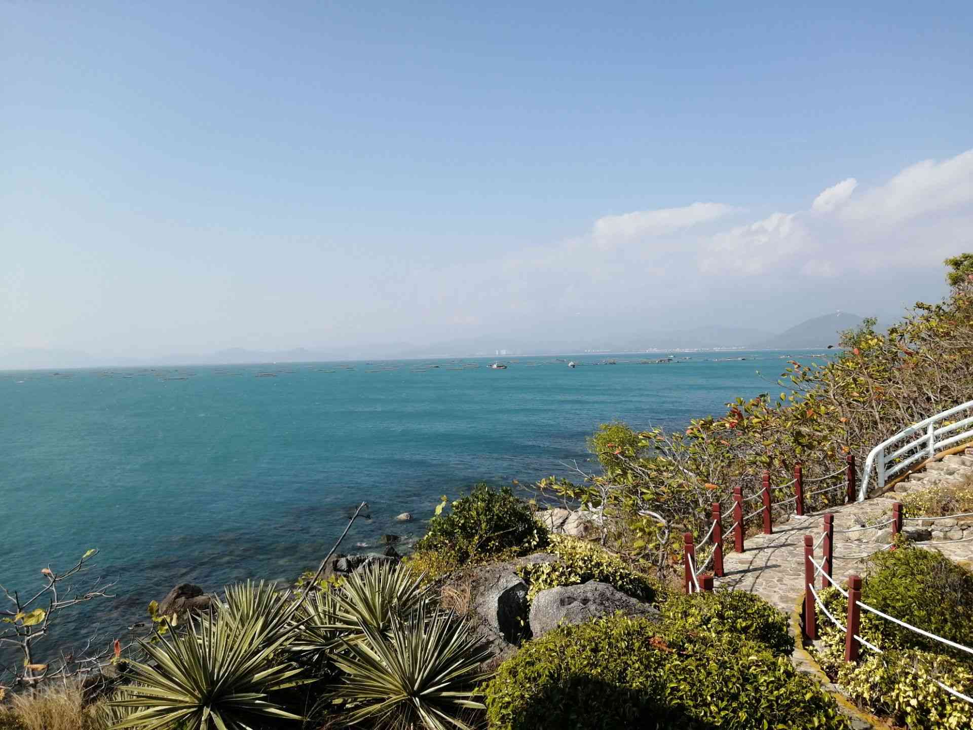 从市中心出发乘25路或57路公交车,6元钱就可以到达西岛,岛上风景很