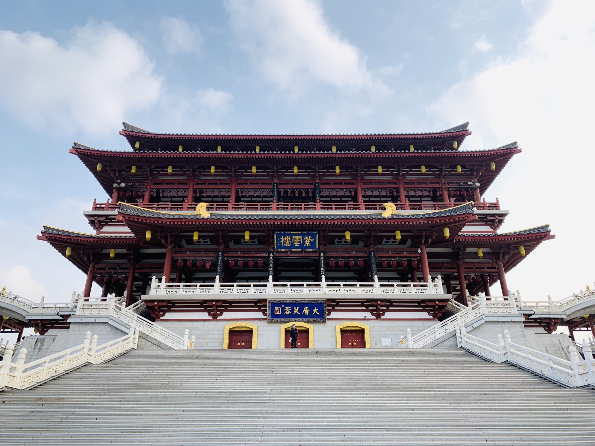 大唐芙蓉园包括紫云楼,仕女馆,御宴宫,芳林苑,凤鸣九天剧院,杏园,陆羽