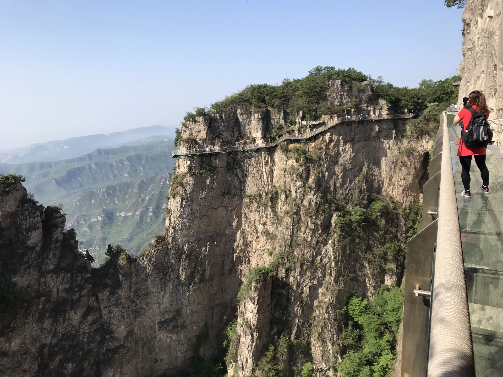 乘坐纜車上山,在鳳凰嶺索道下站,離岸上服務區很近,轎箱型的纜車,可乘