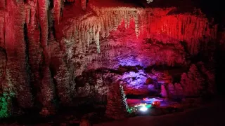2-Day Lichuan Tour: Qingjiang Ancient Riverbed and Jade Dragon Cave, Dragon Boat Water Scenic Area and Fobao Mountain