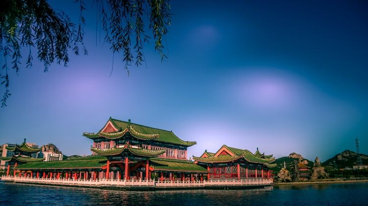 隆霞湖风景区