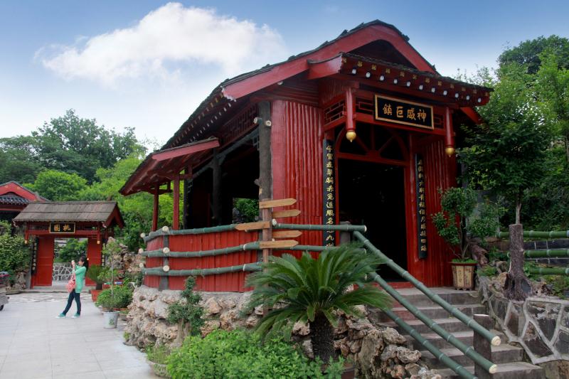1-Day Jingzhou Tour: Majestic Guan Yu Temple, Charm of Jingzhou Ancient City
