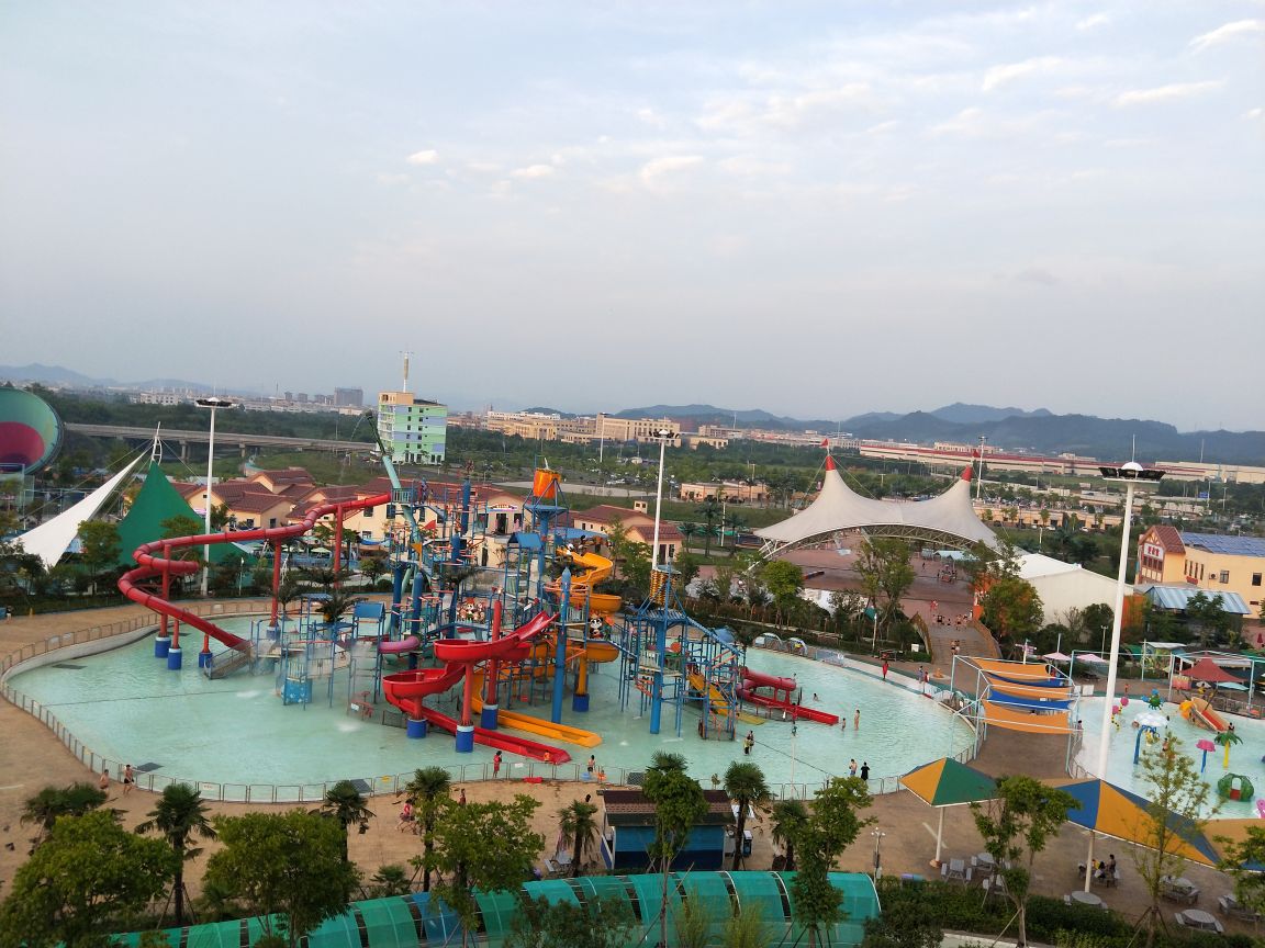 安吉欢乐风暴水上乐园