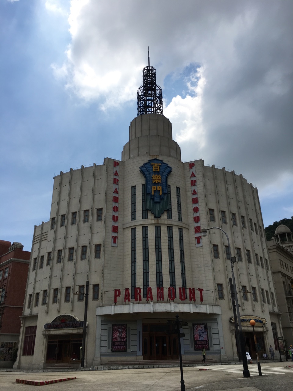 好玩,有古代建筑,民国时代的街道门店,香港街,广州街,百乐门的表演好