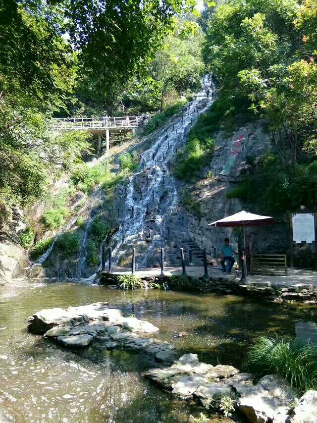 木蘭清涼寨景點,自然風景還可以,百米飛瀑人工抽水,言過其實,景區管理