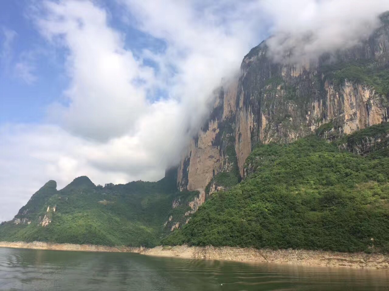 從火車站去景區的沿路風景也很好,黃鶴橋俊美雄奇,清江大峽谷波瀾壯闊