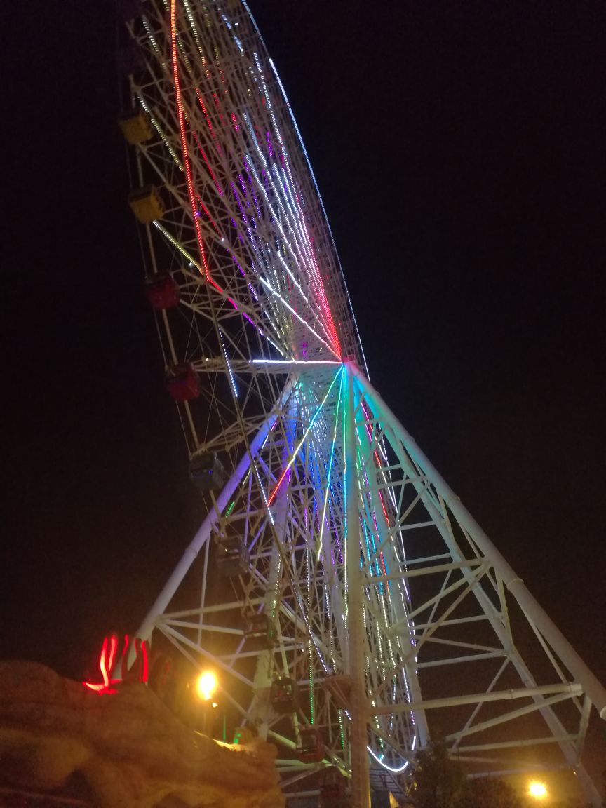 海皮岛陆世界夜场摩天轮,150米高,国内罕见,在上面可俯视杭州湾灯火