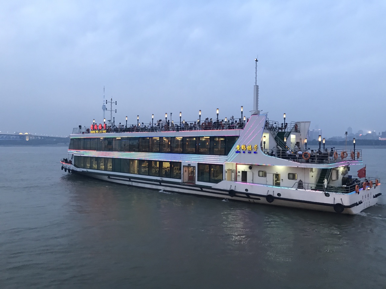 晴川阁上塔楼一层非要消费才能进去,有点失望.