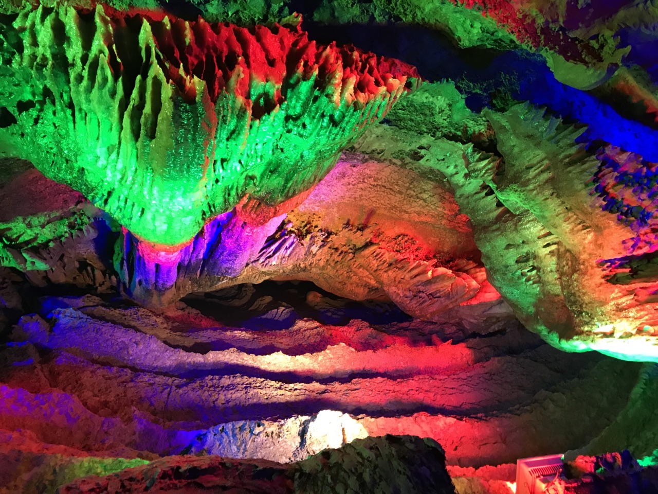 萤火虫洞和地下大峡谷图片