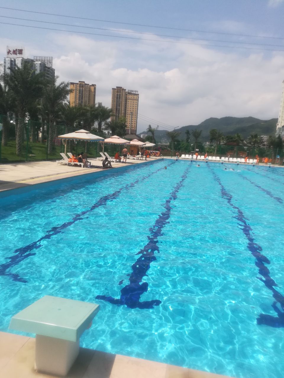 停车方便门口就是大停车场,温泉水温很舒服,还有水上乐园和标准游泳池