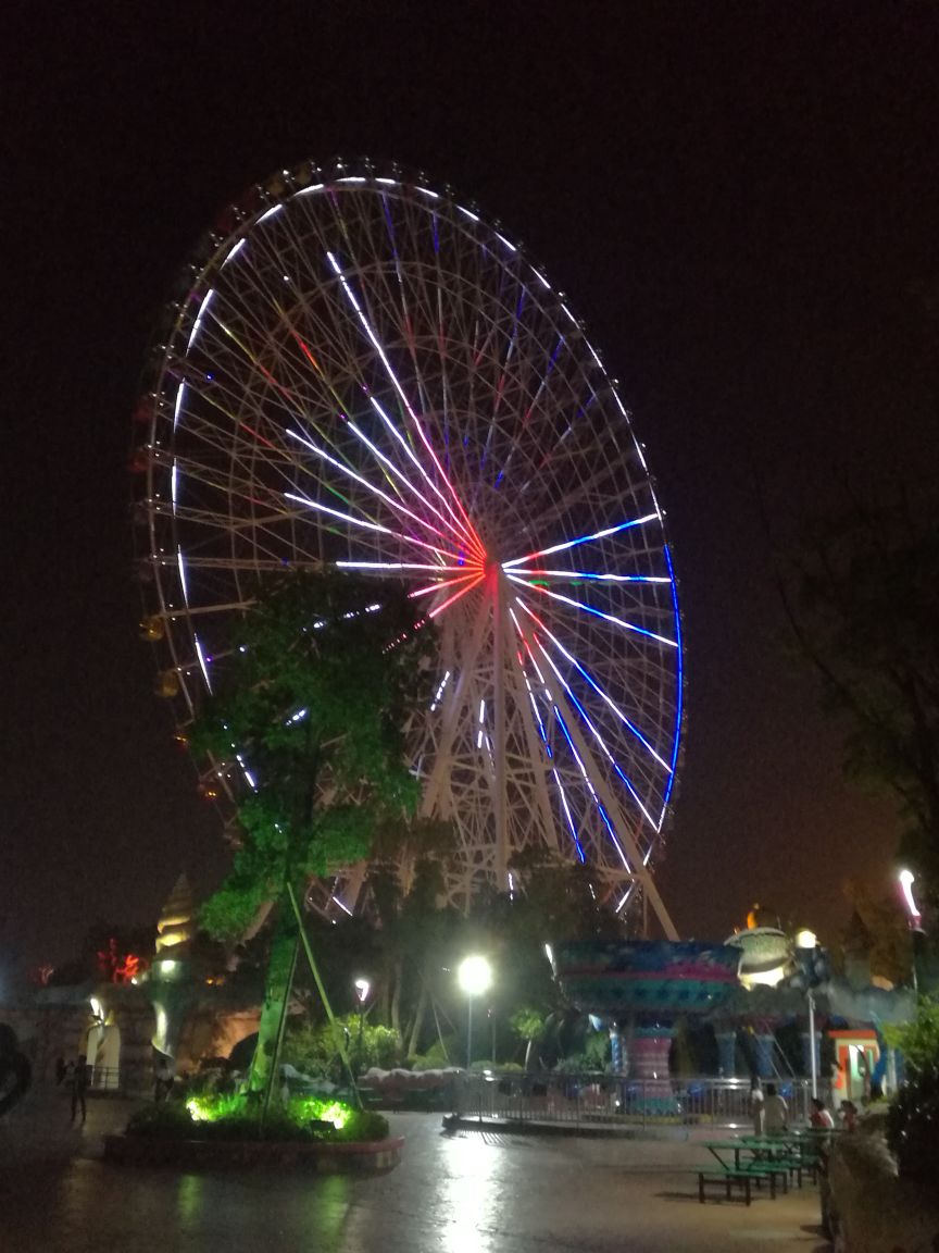 海皮岛陆世界夜场摩天轮,150米高,国内罕见,在上面可俯视杭州湾灯火