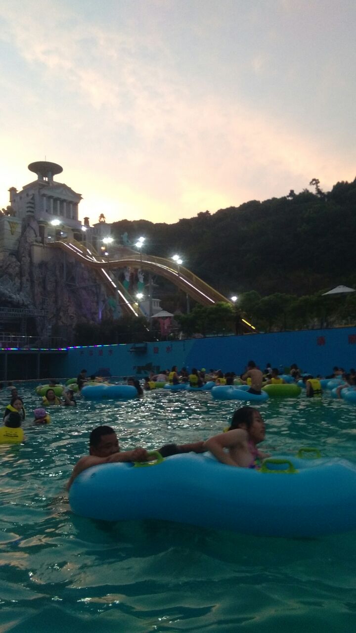 九龙山乐满地水上乐园