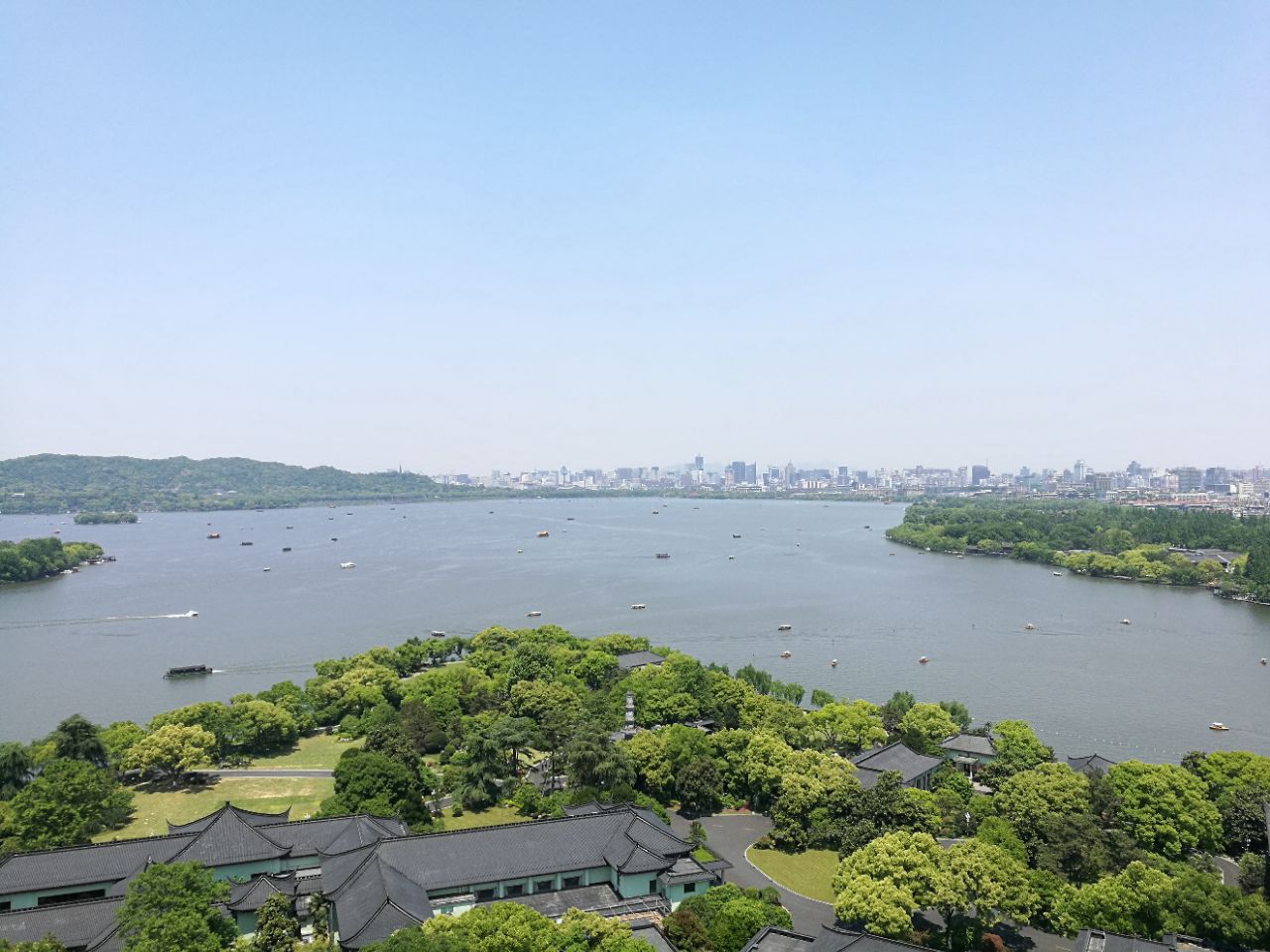 雷峰塔的塔顶视角真的很好,看到西湖的全貌