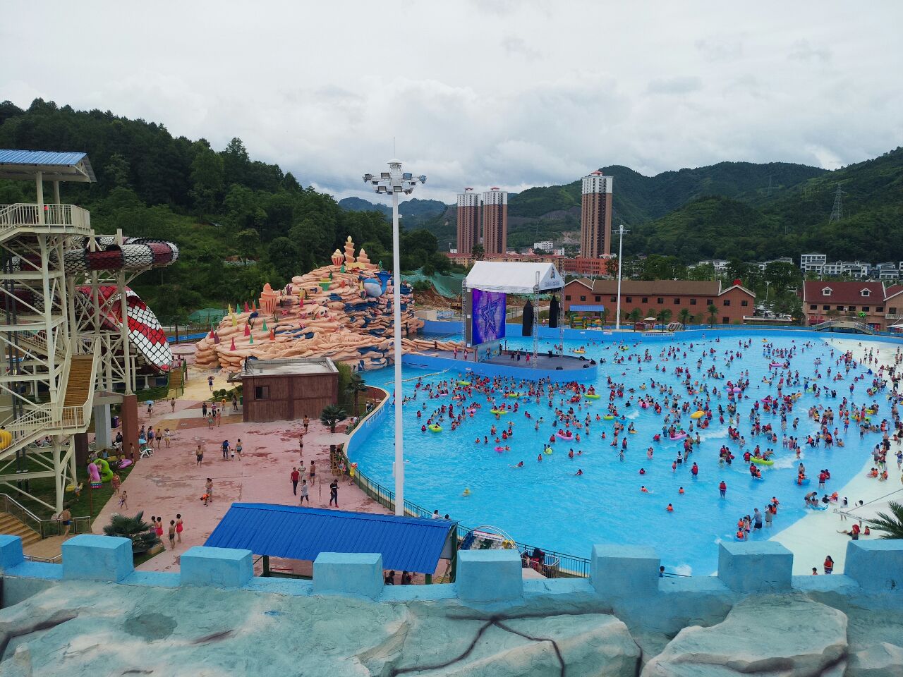 万山彩虹海水上乐园