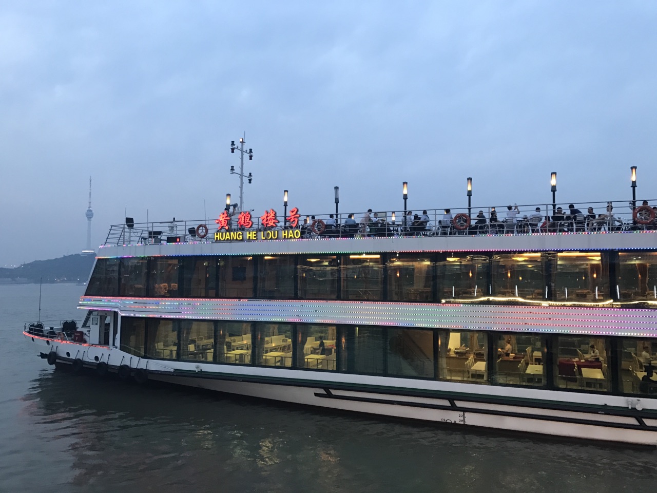 晴川阁上塔楼一层非要消费才能进去,有点失望.