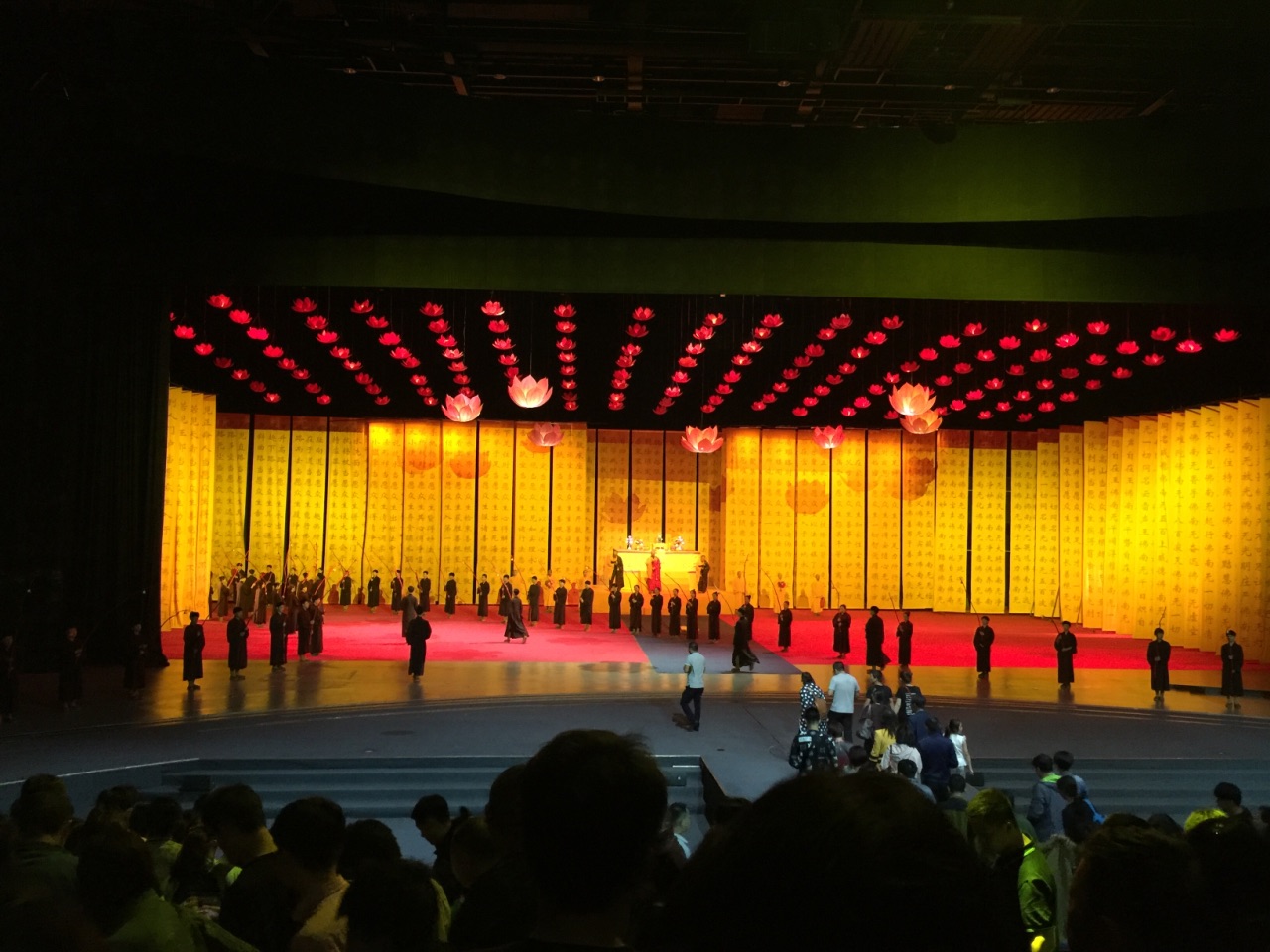 几经咨询原来是又见五台山演出专门定制的佛乐 没有光盘出售&#x