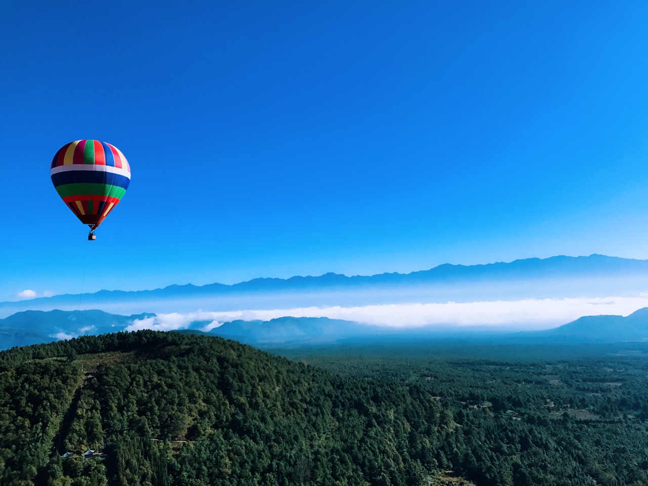 腾冲火山地质公园热气球体验项目
