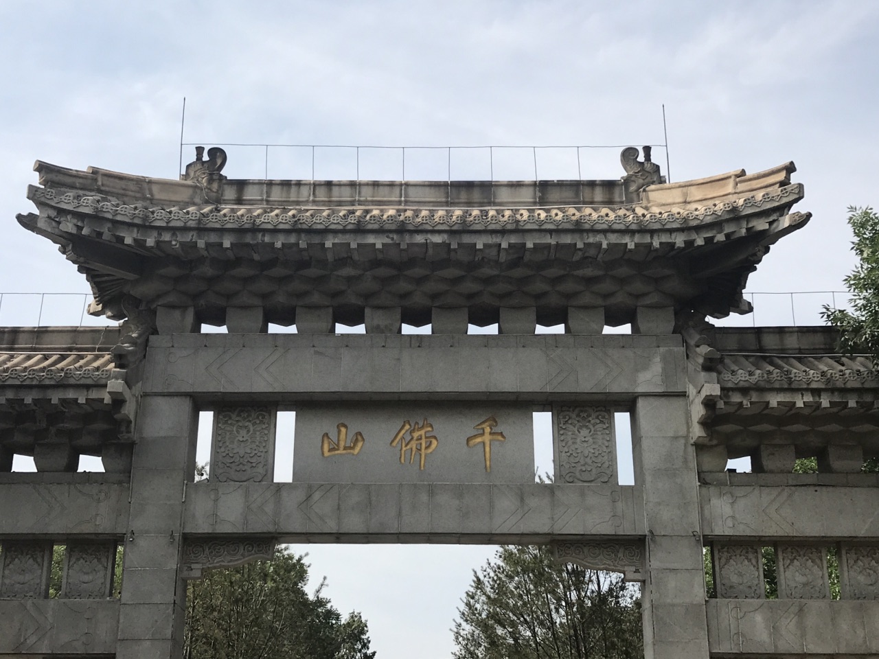 【携程攻略】济南千佛山景点,取票在正门,还是挺方便的,可以坐电瓶车