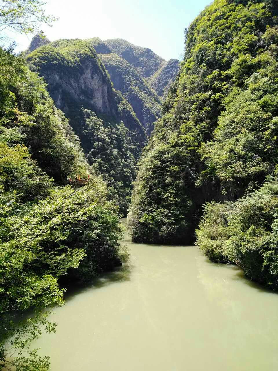    從老河口到五道峽一路風景美好,沿路青山綠水 