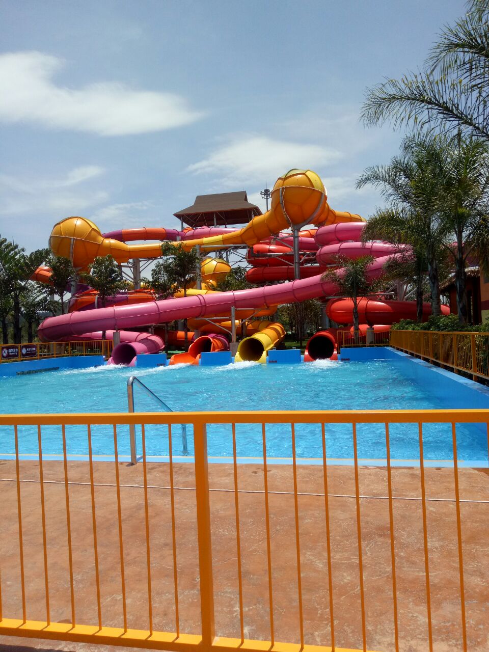 弥勒湖泉温泉水世界好玩吗,弥勒湖泉温泉水世界景点怎么样_点评_评价