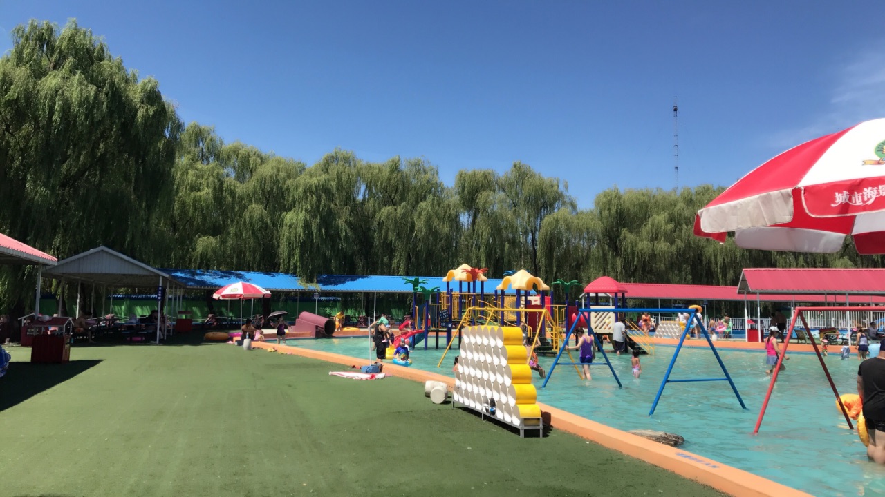 蟹岛城市海景水上乐园景点,规模挺大的,有沙滩,椰树,挺美的,儿童游乐