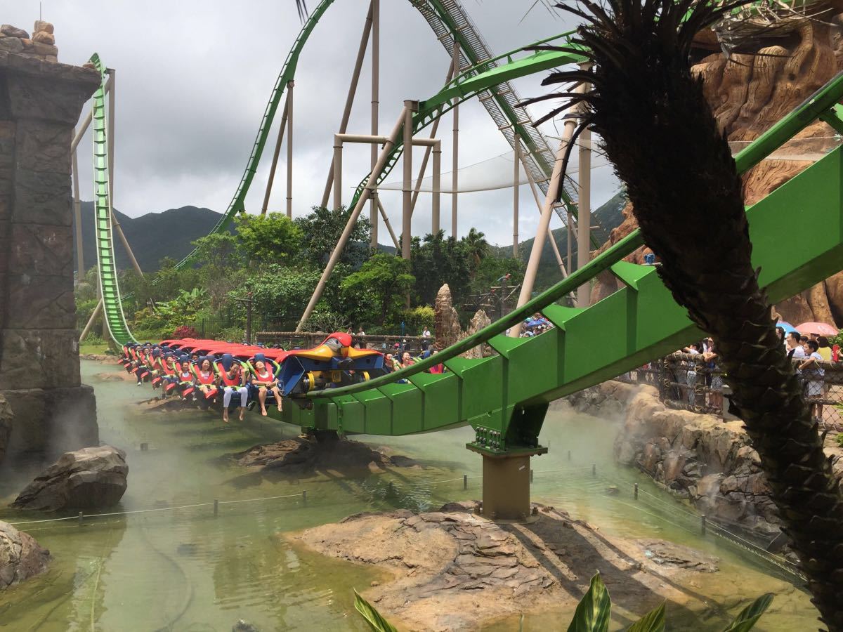 跟行人过路去,餐厅联系在一起,走着走着,玩过山车的人在头顶飞驰而过