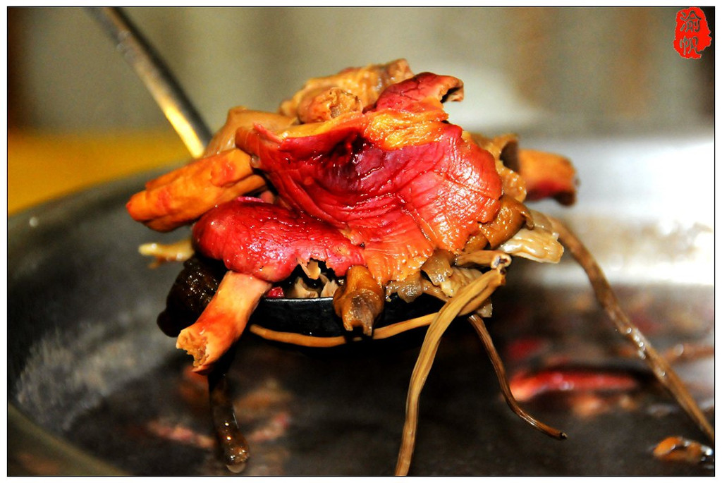 六堡茶红菇火锅，用六堡茶做成独特的火锅底料，原滋原味，营养丰富，且不上火