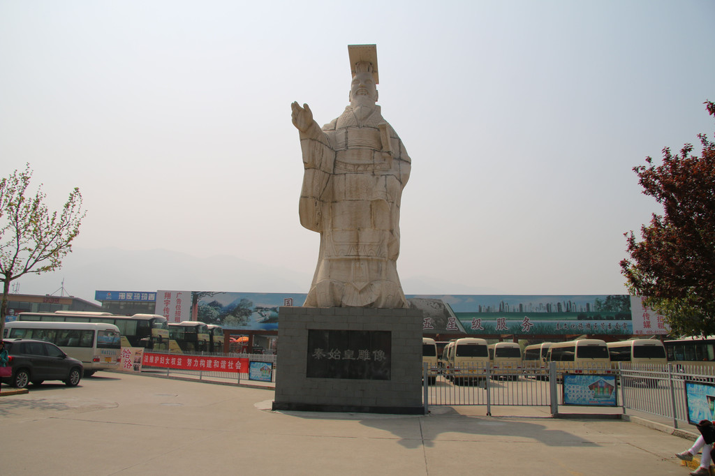 兵马俑售票处门口的秦始皇雕像,君临天下的气势,能感受到吗?