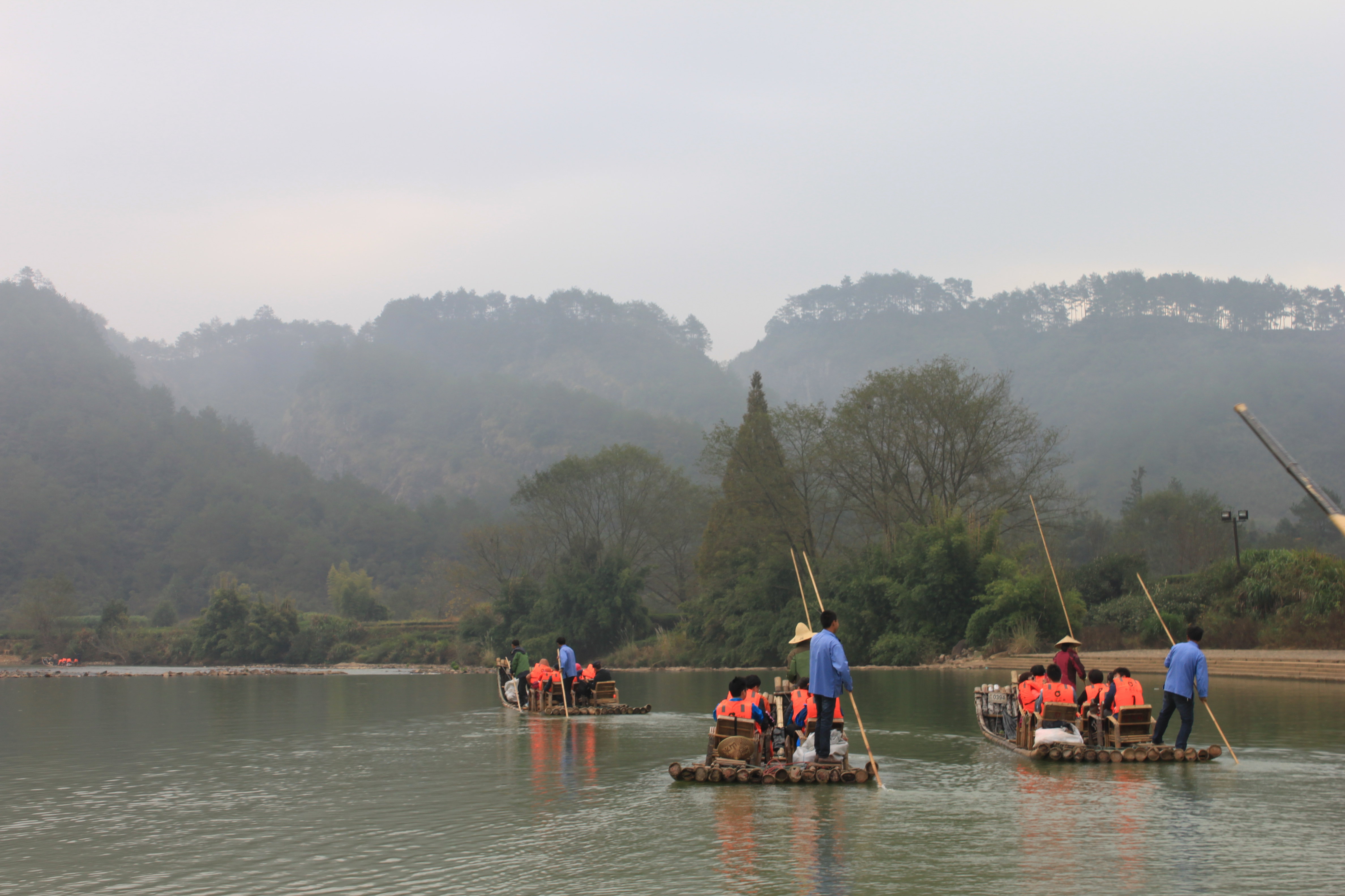 【携程攻略】娱乐点,交通地理位置:九曲溪漂流在武夷山景区内, 所以要