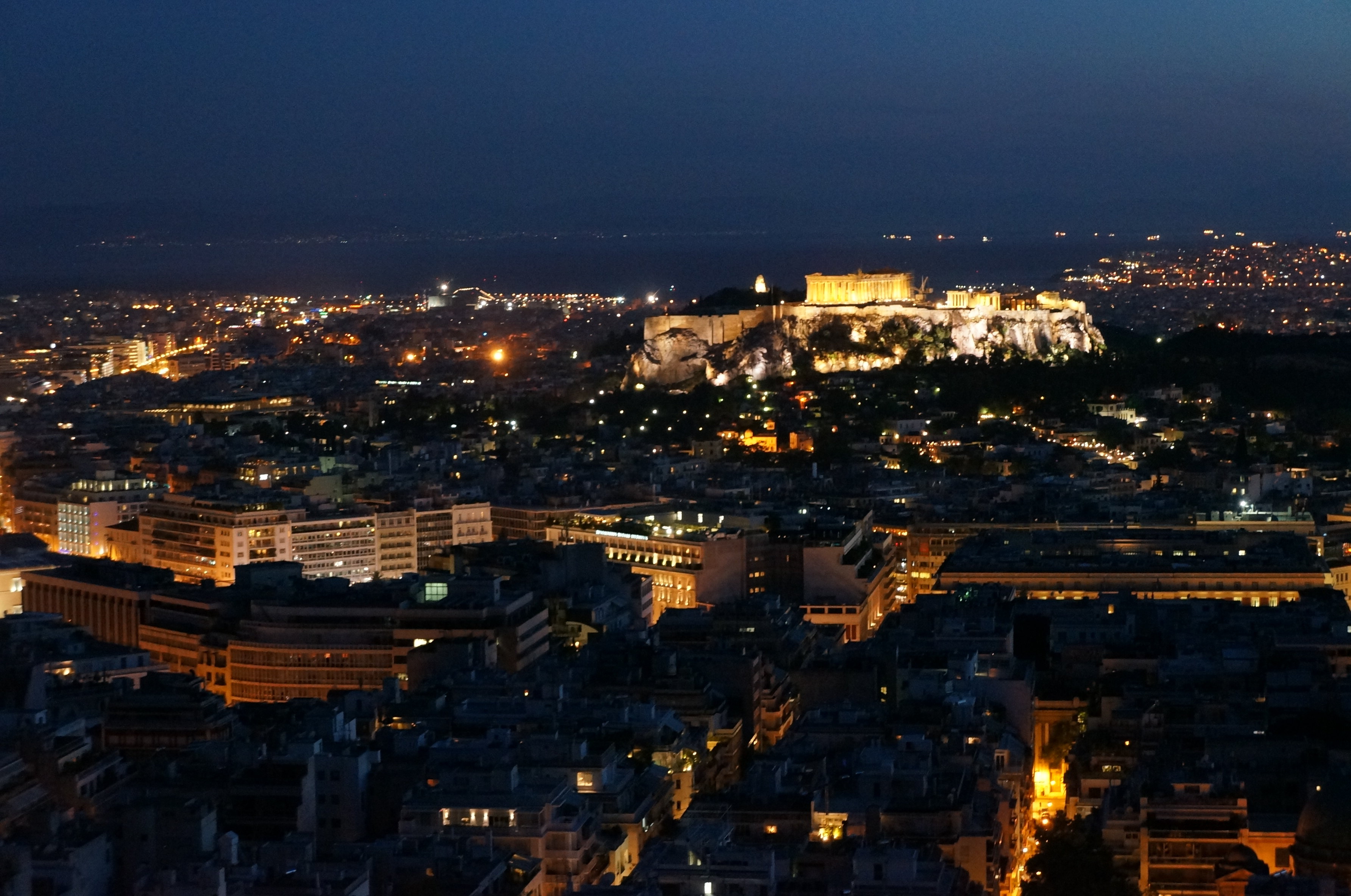 经过不到一小时的登山徒步,我们抵达了雅典城内最高峰的狼山之顶
