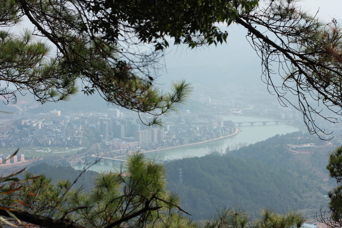 在合掌岩上眺望顺昌风景~依山傍水,空气新鲜,心情大好