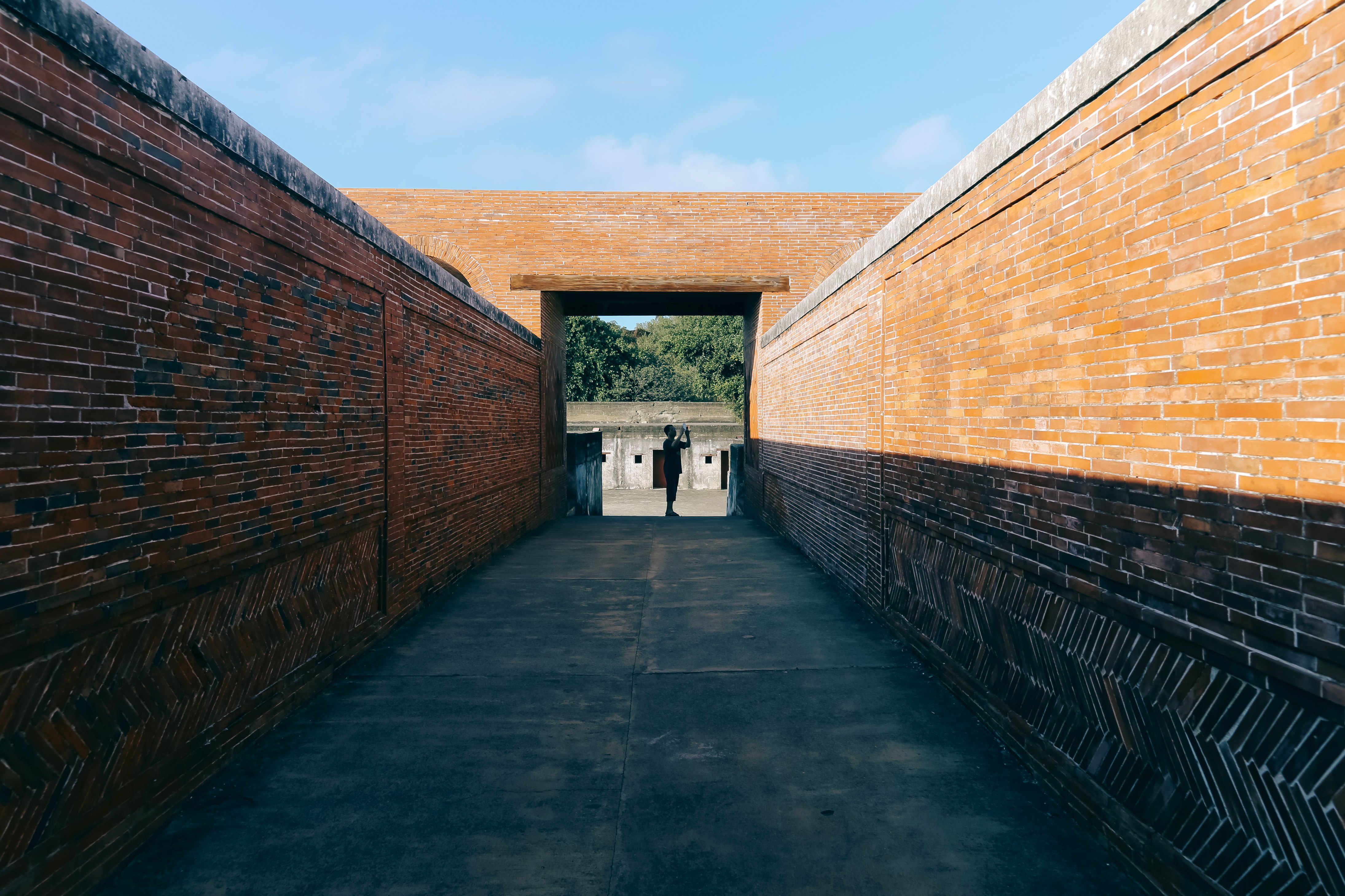 高雄市政府斥資五百多億元興建旗津海岸公園,這裡遊客如織,為一觀光