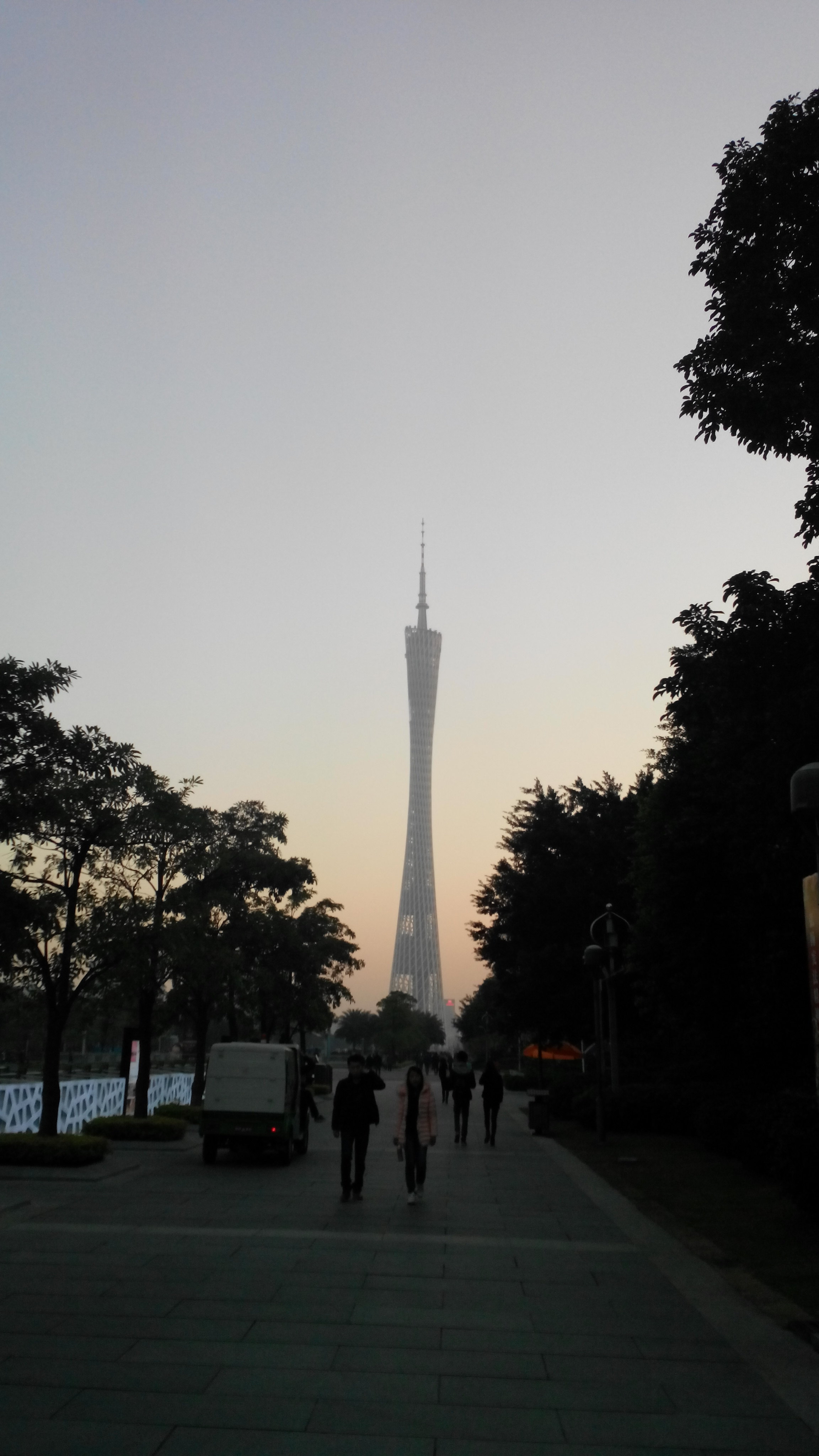 【携程攻略】广州广州塔景点,广州塔，因它独特的外形，又叫小蛮腰，上塔要买票，不如在塔顶的餐厅…
