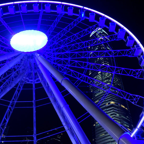 隔着维多利亚港湾,整个中环的璀璨霓虹世界映入眼帘,和早晨的油麻地