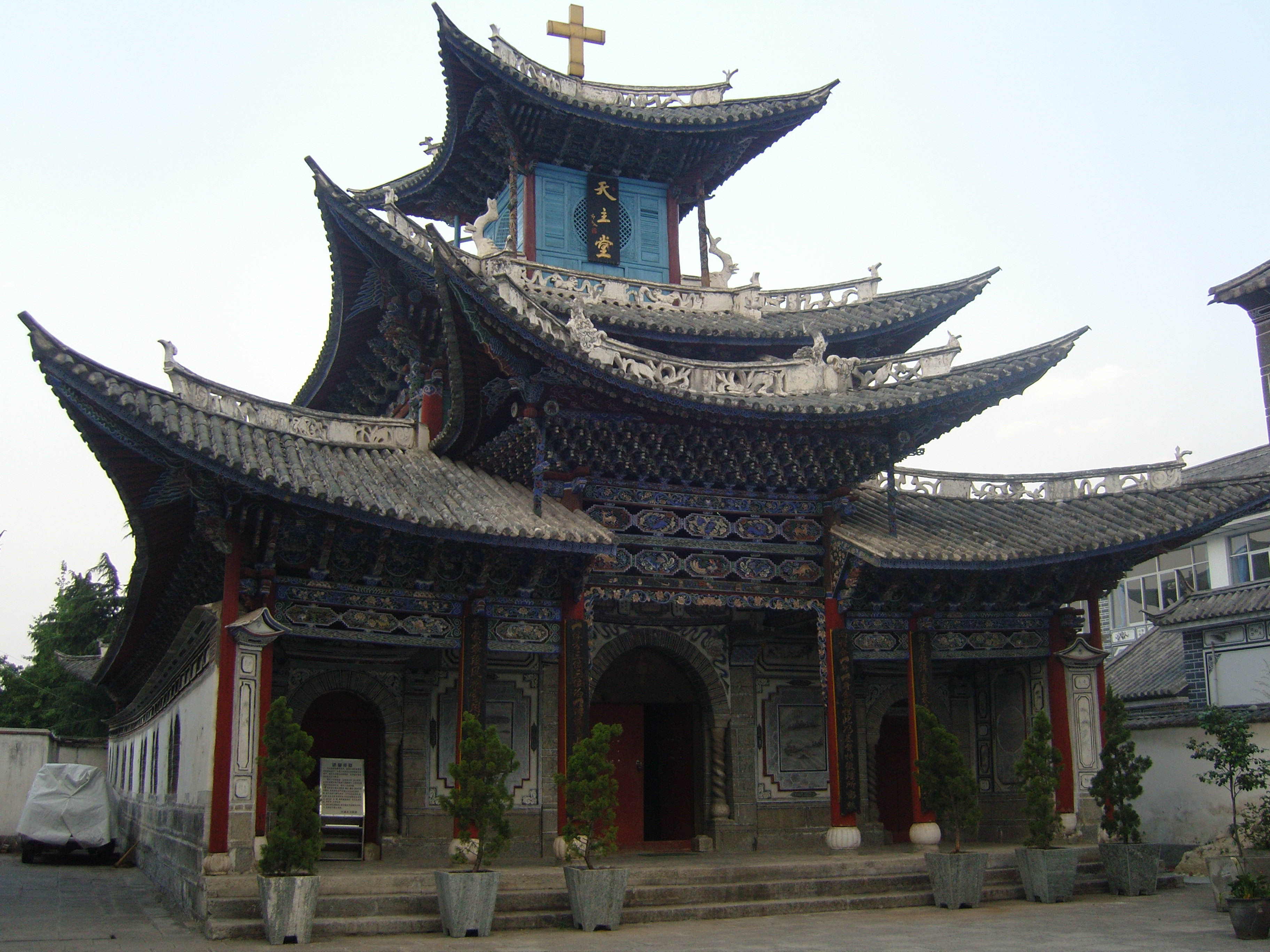 在大理下关,我们坐车进古城,一路上,大理白族民居建筑中白墙灰瓦飞檐