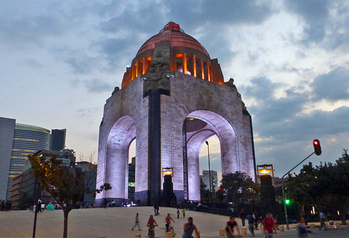 colorful 墨西哥城 周末的革命广场