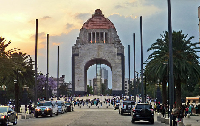 colorful 墨西哥城 周末的革命广场
