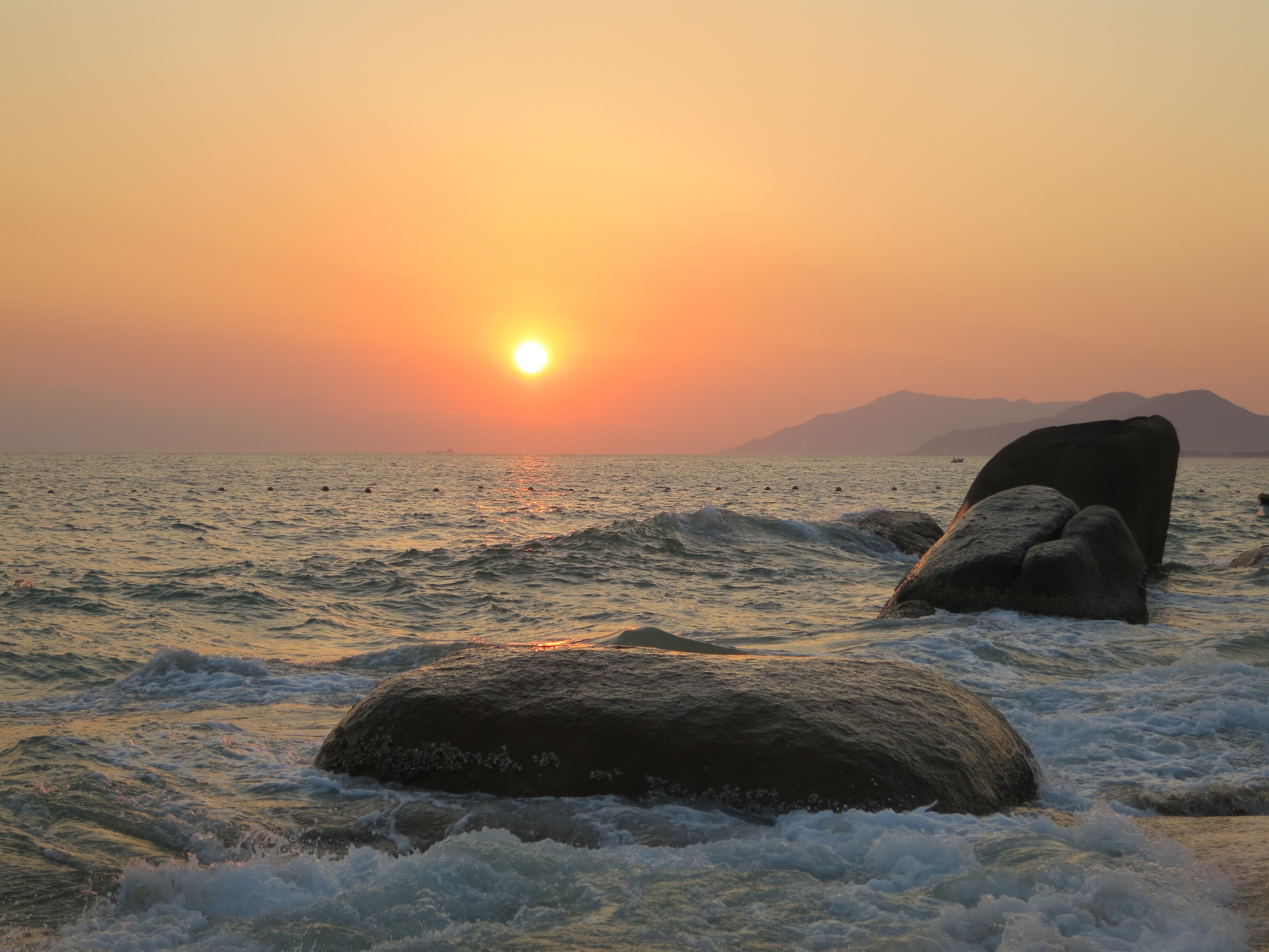 作為國內最浪漫的地方,天涯海角的景色雖不及西沙群島卻也是國內最美