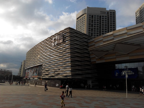 商场门前很开阔,还有喷泉.