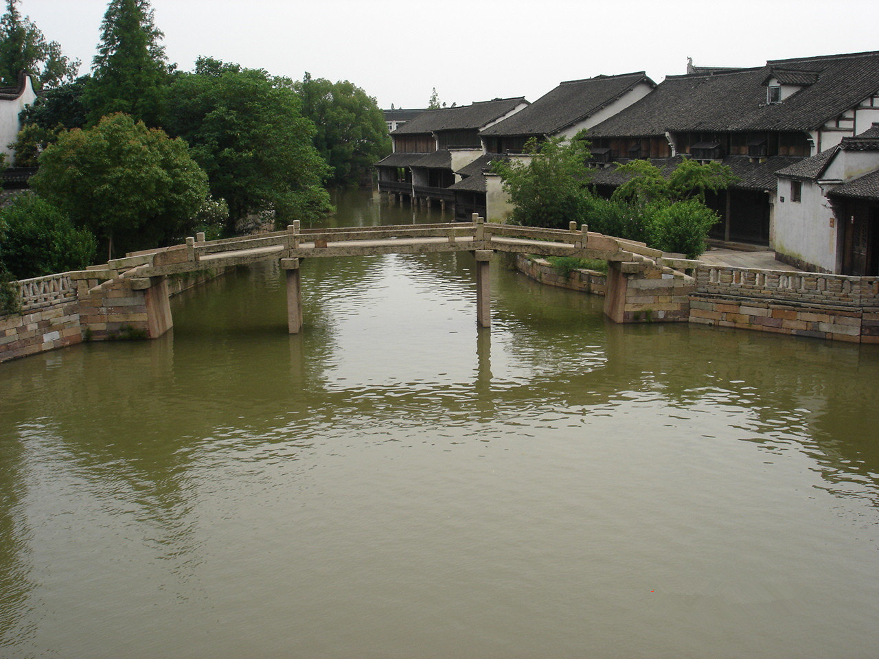 烏鎮分為東柵和西柵,相對朱家角,烏鎮更大一些.