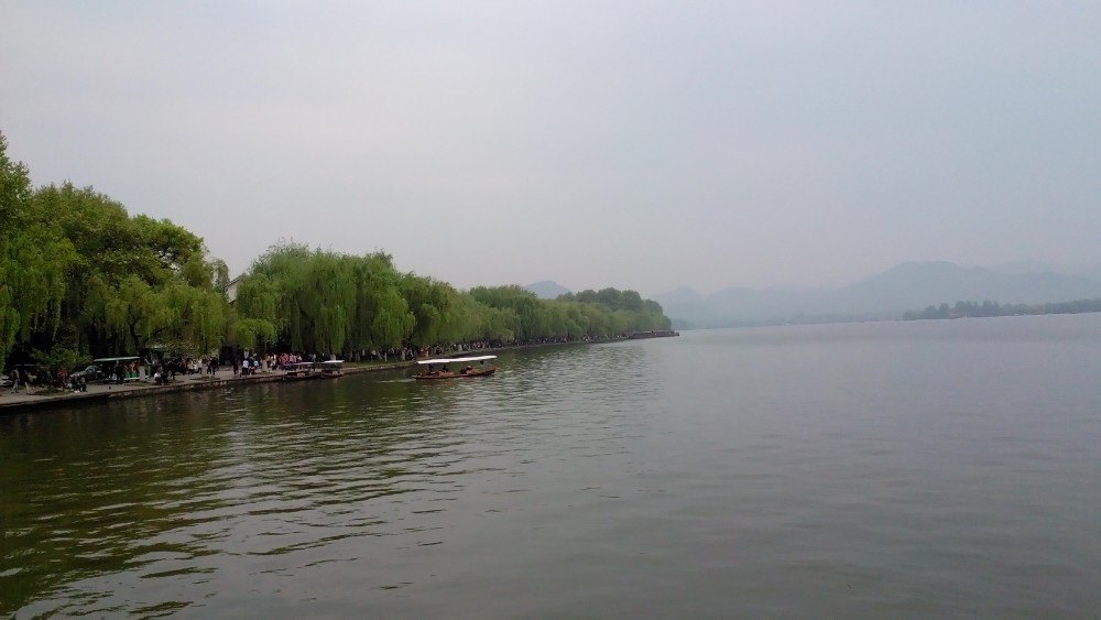 江南天堂,西湖明珠,三堤三橋,岳廟林墓.我心隨波.