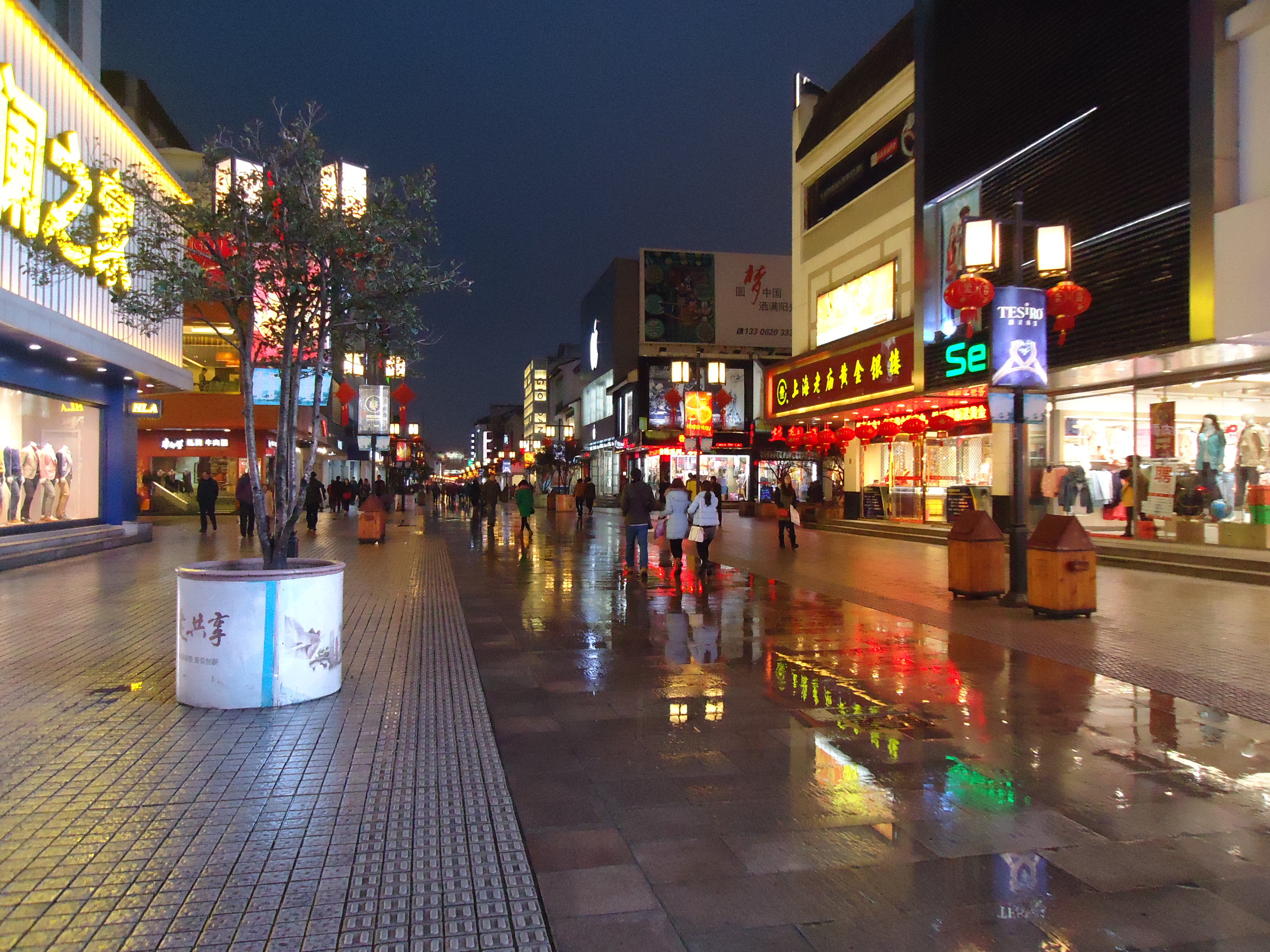 【携程攻略】苏州观前街景点,观前街位于苏州市中心，成街于清朝时期的百年商业老街；时过境迁，老…