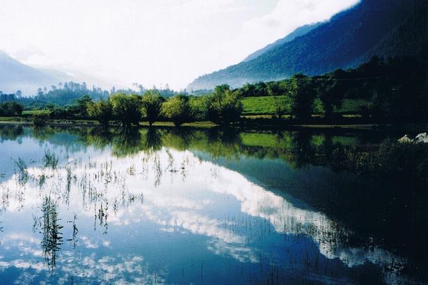 2019易贡错游玩攻略,易贡错是个湖泊.湖的两边有. 【去哪儿攻略】